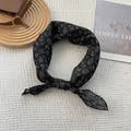 Elegante foulard in ramiè nero con stampa floreale di rose bianche su trama - 70x70cm / Nero