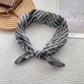 Pañuelo pequeño de seda con estampado de cachemira y rayas retro en tonos negros - Negro
