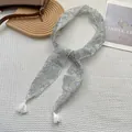 Dettaglio foulard in seta floreale con stampa margherite e nappe su trama waffle - Viola Chiaro con Margherite Bianche (5)
