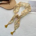 Dettaglio di un foulard in seta gialla a fiori con nappe su un tessuto a quadretti - Giallo Tenue con Floreale Bianco (7)