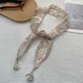 Dettaglio della sciarpa in chiffon a fiori con eleganti nappe e motivo vintage retrò - Rosa Chiaro con Floreale Grigio (8)
