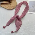 Dettaglio macro della sciarpa in seta rosa antico con motivi a foglia e nappe decorative - Rosa Antico con Motivo a Foglie (9)