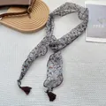 Dettaglio foulard stretto a fiori blu con nappe su sfondo bianco a nido d'ape - Blu Grigio Floreale e Foglie (10)
