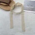 Detailopname van crèmewitte mesh kant streamer met delicate honingraatstructuur op wafelstof - Gaaslintstijl (8)