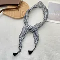 Dettaglio di sciarpa a quadri floreale con motivo bianco e nero e rifiniture con nappe - Floreale a Quadretti Bianco e Nero (12)