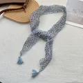 Dettaglio di sciarpa azzurra con cuori leopardati e bordi rifiniti con frange - Azzurro con Cuori Leopardati Marroni (13)