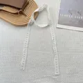 Detail van de elegante witte kanten streamer met verfijnde geborduurde bloempatronen - Doorlopende Bloemenstijl (4)