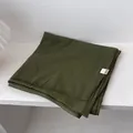Detalle de bufanda de lino verde oscuro con textura plisada y bordes con flecos finos - 180*70cm / Verde Militar