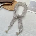 Dettaglio di foulard twilly in chiffon a fiori con nappe beige su sfondo bianco - Beige con Floreale Arancione Viola (17)