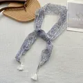Dettaglio di un foulard in seta a fiori blu con nappe bianche su un vassoio - Bianco con Floreale a Linee Blu (18)