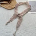 Dettaglio di sciarpa a fiori paisley con piccoli accenti di nappe in beige chiaro - Beige con Paisley Rosso Marrone (19)