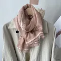 Detalle del borde de encaje en la bufanda rosa claro de lino y algodón con gabardina - Rosa Empolvado