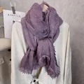 Detalle del pañuelo de lino y algodón lila con encaje de ganchillo y borlas de cuentas - 180x90cm / Púrpura Taro