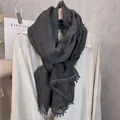 Détail d'une écharpe en coton et lin gris foncé avec bordure délicate en dentelle pompon - Noir et Gris