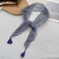 Dettaglio della sciarpa floreale in seta viola con motivi gialli ed eleganti nappe decorative - Viola con Floreale Giallo (26)