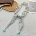 Dettaglio di sciarpa in seta floreale con motivo a scacchi grigi e nappe blu - Griglia Grigio Bianco Floreale Viola (28)