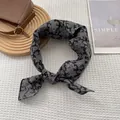 Λεπτομέρεια από φυσικό κασκόλ ramie με σχέδιο paisley δεμένο σε λευκό φόντο υφής - Paisley Μαύρο