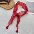 Dettaglio macro del foulard in seta rossa a fiori con nappe e trama in tessuto fine - Rosso Brillante con Floreale Bianco (29)
