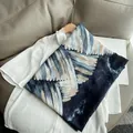 Sciarpa artistica in cotone e lino con motivo ad ali blu e dettagli dorati - Universale (180x90cm) / Blu