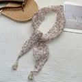 Dettaglio di sciarpa sottile floreale con nappe su vassoio con tracolla in pelle - Beige con Floreale Rosa Verde (30)