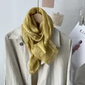 Primer plano de bufanda de lino y algodón amarillo jengibre con ribete de encaje bordado - Amarillo