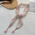 Dettaglio della sciarpa in chiffon floreale con nappe rosa su vassoio rustico - Floreale Pastorale Multicolore (34)