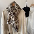 Bufanda larga con estampado de cebra, toques dorados y flecos sobre tela de algodón y lino - 180cmx60cm / Caqui