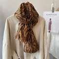 Detalle de bufanda de tigre con hilos dorados y bordes deshilachados en camisa - 180cmx60cm / café