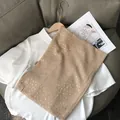 Détail d'une écharpe marron clair en coton avec imprimé floral doré sur chemise blanche - Blanc Cassé