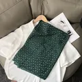 Dettaglio dello scialle verde scuro leggero con stampe a ciliegia dorate su tessuto - Verde