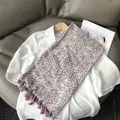 Châle léger lavande avec imprimé feuilles violettes et pompons sur chemise - Motif de Feuilles Violettes