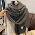 Σκούρο γκρι tie-dye πλισέ βαμβακερό λινό κασκόλ πάνω σε ένα κομψό κρεμ σακάκι - Γραφίτης