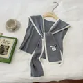 Detailansicht eines grauen Strickschals mit weißem Rand auf strukturiertem Hintergrund - Grau