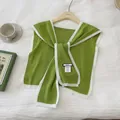 Detail des grünen Strickschals mit weißem Rand, Markenetikett und weicher Strickstruktur - Grün