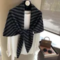 Bufanda triangular de lana con rayas negras y grises sobre una camisa blanca pura - Gris oscuro