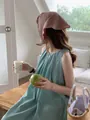 Detail of light green pleated linen top with vertical texture and elegant sleeveless cut - One Size / Pink