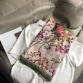 Elegante sciarpa in cotone e lino con stampa floreale e bordo verde scuro raffinato - 180cm x 90cm / Rosa Stampa Floreale
