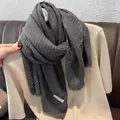 Sciarpa in cotone e lino grigio scuro con frange ed etichetta trendy su un maglione - Increspature ananas / Grigio