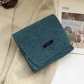 Dettaglio di sciarpa in 100% lana con trama a coste in finitura blu mélange - Blu