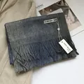 Détail de l'écharpe 100 % laine avec design à franges et patchwork bleu-gris - Bleu