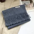 Detail eines dunkelblauen Schals aus 100% australischer Wolle mit Fransen und Etikett - 180*30cm / Smog Blau Lila