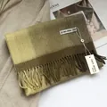 Détail d'une écharpe 100% laine avec rayures dégradées de qualité et franges fines - Jaune Moutarde