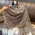 Bufanda de invierno para mujer con patrones geométricos dorados y bordes deshilachados - Blanco Roto