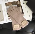 Winterwarme Wollstrickhandschuhe in Hellbraun mit Leder-Patch und Touch-Funktion - Milchtee-Farbe