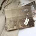 Détail de la texture d'écharpe en pure laine avec franges douces et motif color-block - Kaki