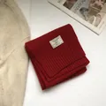 Dettaglio della trama della sciarpa in pura lana australiana rossa con etichetta di marca - Rosso Cina
