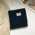 Dettaglio ravvicinato della sciarpa in 100% lana australiana blu navy con trama a maglia - Acqua