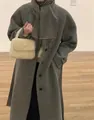 Detail eines karierten Wollschals mit Fransen zu grauem Mantel und Plüschhandtasche - 180cm / Blau Kariert