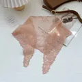 Detalle de pañuelo triangular de encaje rosa con bordado de rosas y tejido de malla - 120*30cm / Rosa