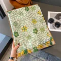 Pañuelo de algodón y lino con flores verdes y amarillas y borlas en ambiente de estilo - 180x90cm / Floral Multicolor